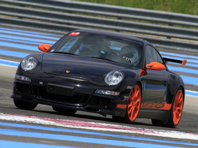  驾驶保时捷 GT3RS 